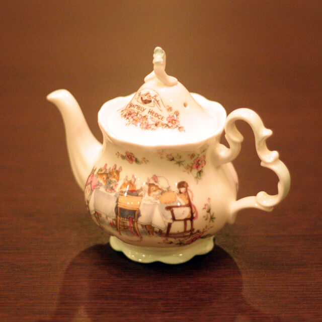 ROYAL DOULTON（ロイヤル・ドルトン）ブランブリー ヘッジ ミニチュア ティーポット RD-208【中古】